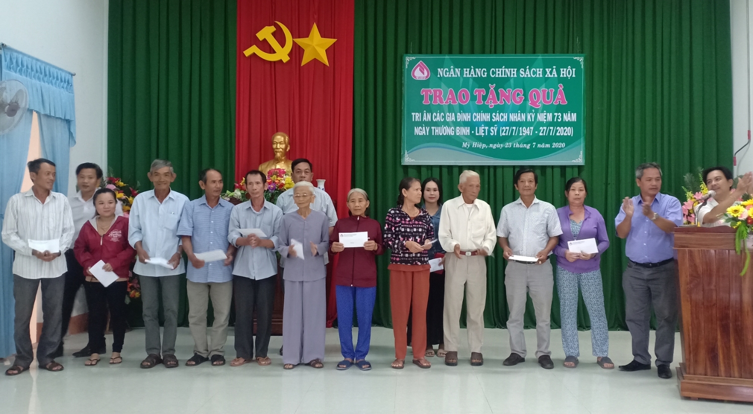 Tặng 60 suất quà cho các gia đình chính sách, người có công với cách mạng trên địa bàn xã Mỹ Hiệp